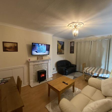 Private Lounge And Double Room Kilwinning ภายนอก รูปภาพ