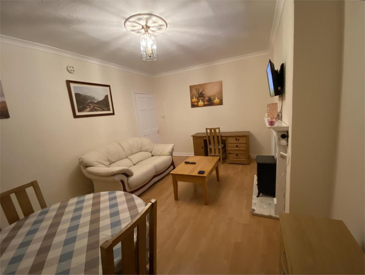 Private Lounge And Double Room Kilwinning ภายนอก รูปภาพ