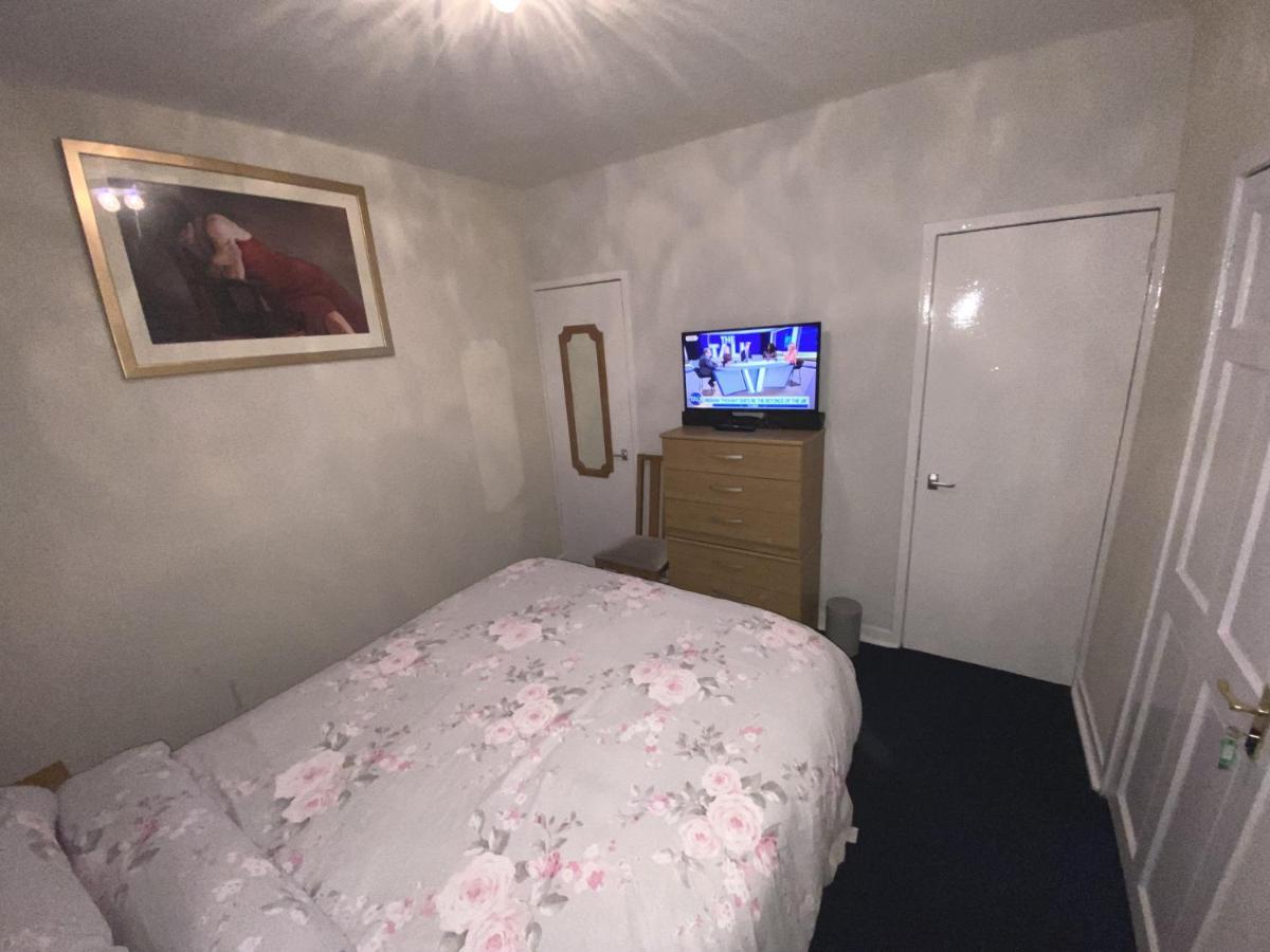 Private Lounge And Double Room Kilwinning ภายนอก รูปภาพ