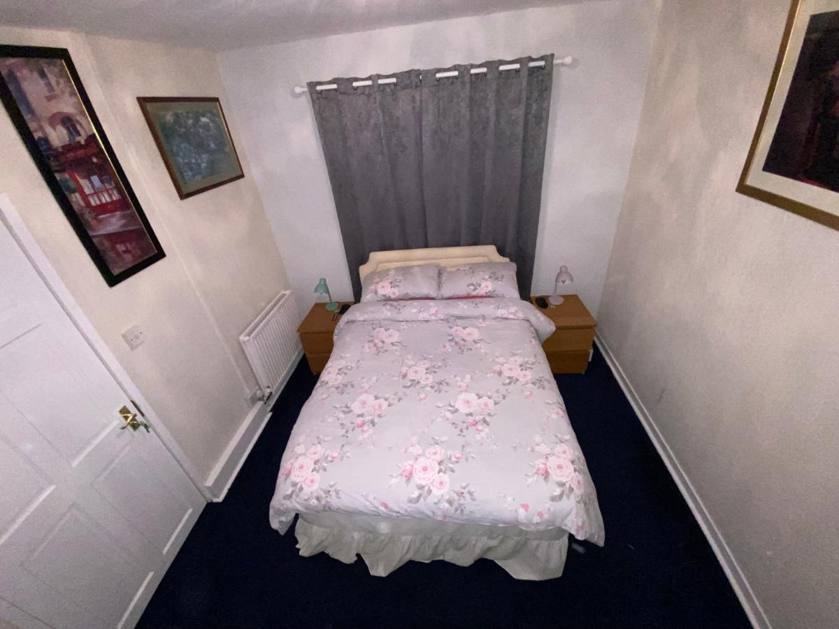 Private Lounge And Double Room Kilwinning ภายนอก รูปภาพ